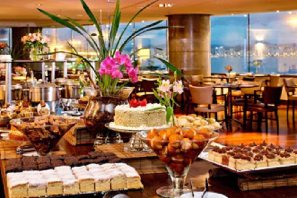 Majestic Palace Hotel Florianópolis Eksteriør billede A buffet at a hotel
