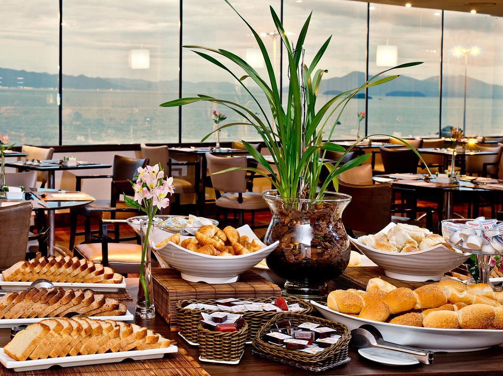 Majestic Palace Hotel Florianópolis Eksteriør billede A buffet at a hotel